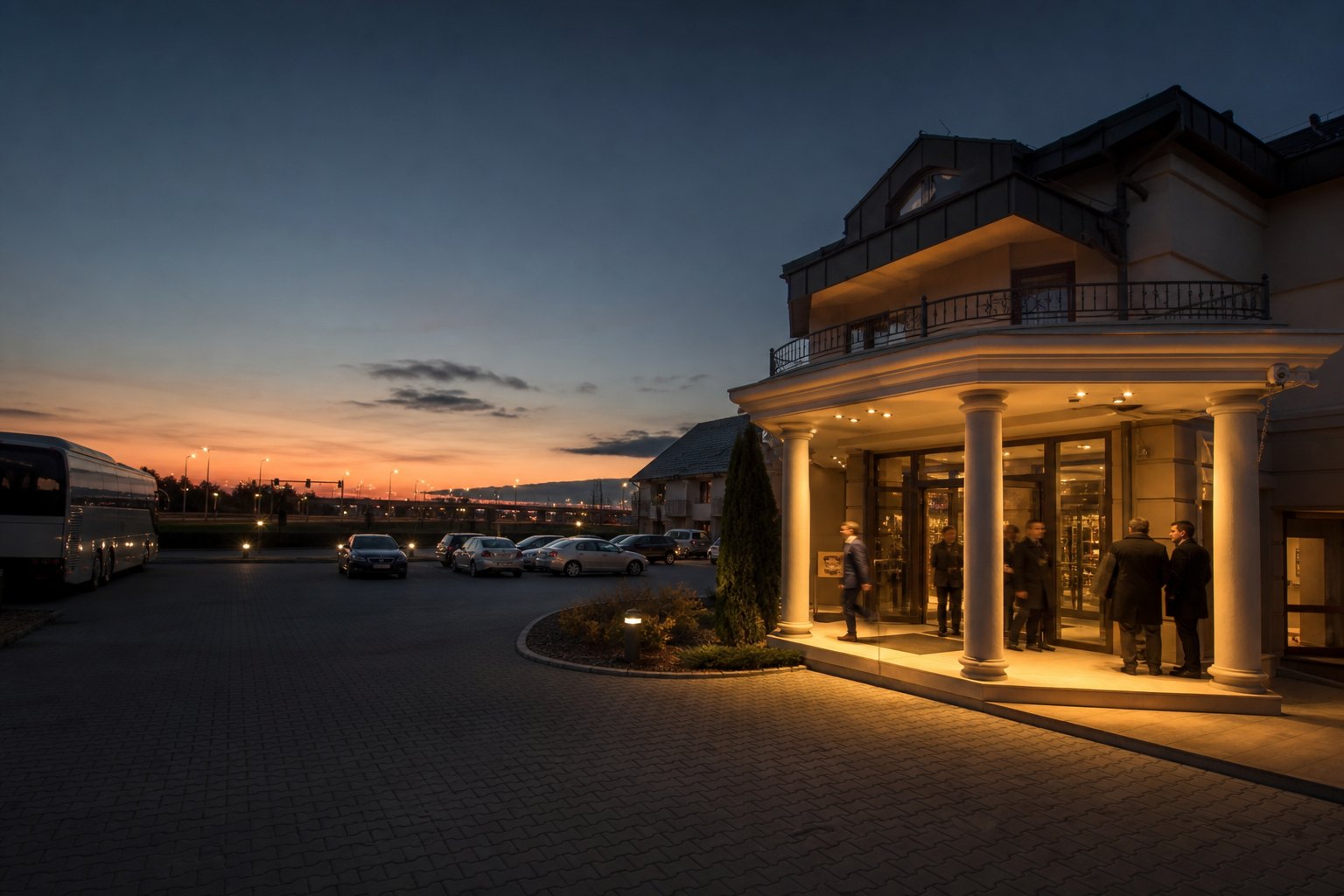 Zdjęcie poglądowe — hotel przy trasie o zmierzchu
